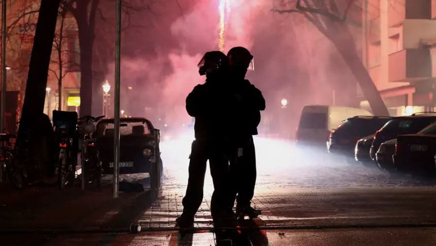 Plagosen 54 oficerë në natën e Vitit të Ri, policia e Berlinit arreston afro 390 persona