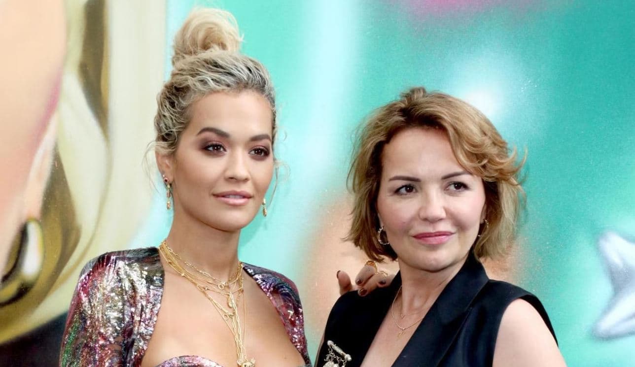 Rita Ora ia uron ditëlindjen nënës së saj, ia kushton edhe një këngë (VIDEO)