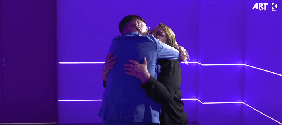 Ardi surprizohet nga e ëma - nënë e bir pushtohen nga lotët e emocionet (VIDEO)