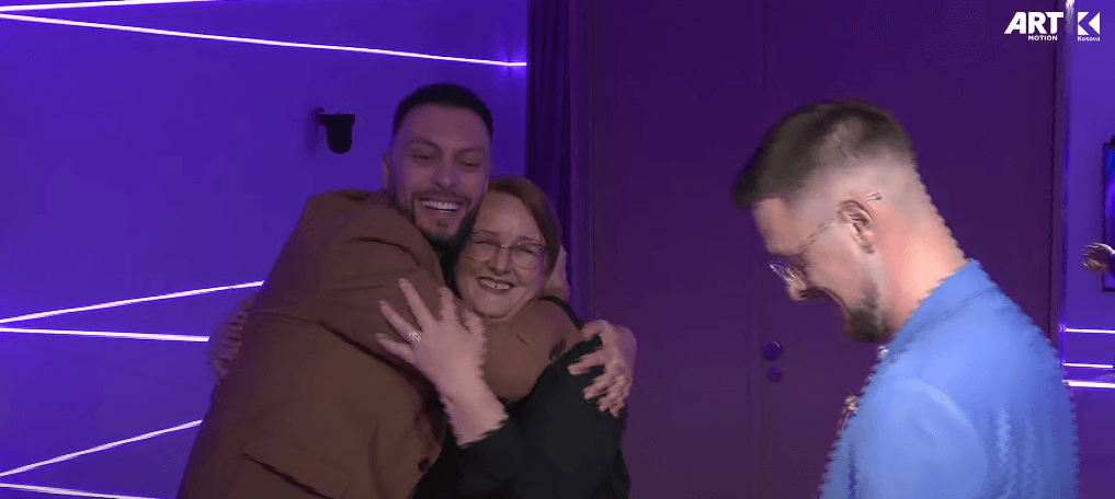 Mirdoni kaplohet nga emocionet në takimin me nënën e Ardit (VIDEO)