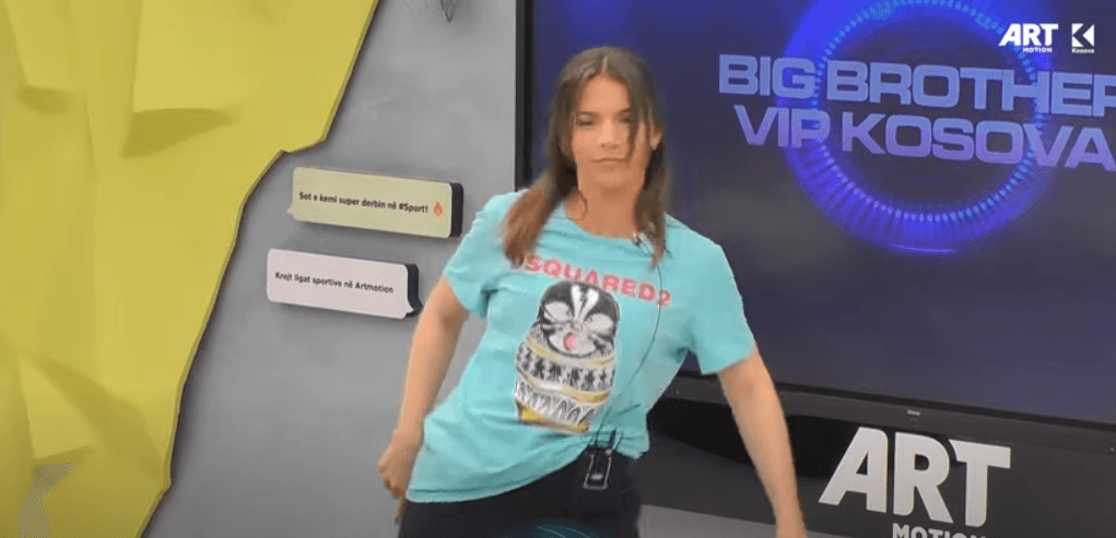 Disa prej banorëve dhurojnë momente qesharake gjatë lojës me pantomime (VIDEO)