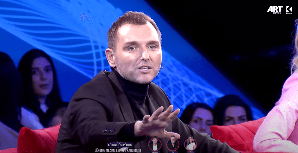 Neziri - Lumbardhit: Po e ngatërron fushën e futbollit me shtëpinë, lojtarët po i sheh si topa (VIDEO)