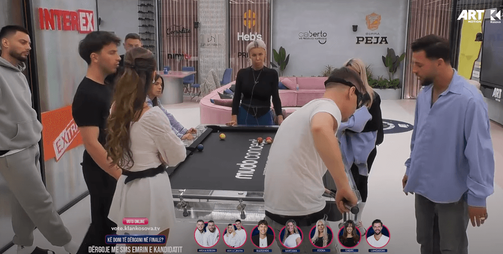 Adri luan bilardo me sy mbyllur, banorët e ndihmojnë duke e orientuar drejt vrimave (VIDEO)