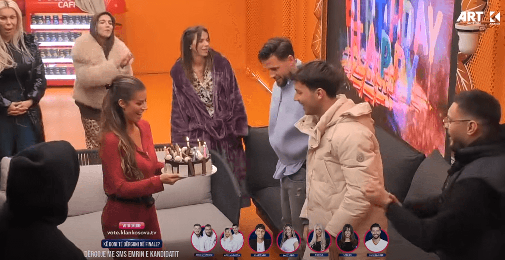 Ai mbush 25 vjet, banorët e surprizojnë me një tortë ditëlindjeje "Team Blerando" (VIDEO)