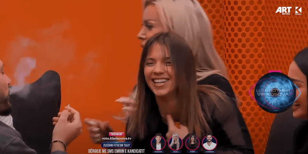 Ardi sjellë karkaleca në shtëpi, nuk mungojnë të qeshurat (VIDEO)