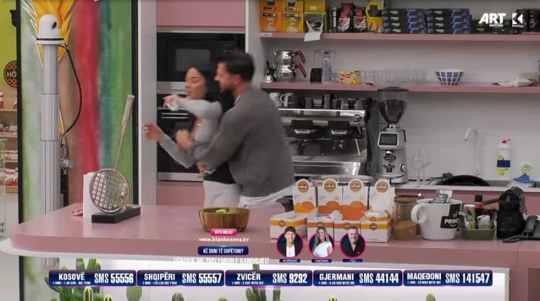 Santiana dhe Lumbardhi shtojnë 2000 euro në çmimin e madh duke u puthur në buzë, nervozohet Kaderi (VIDEO)