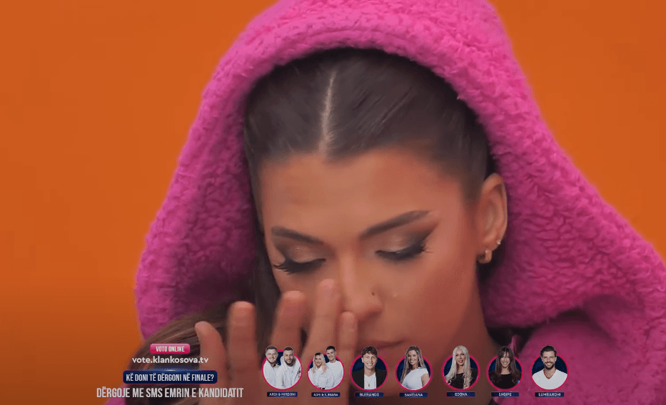 Shqipja përlotet teksa dëgjon këngën e Stresit për Nënën (VIDEO)