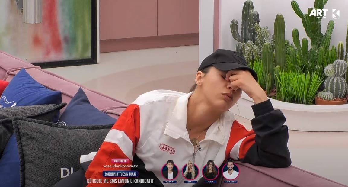 Shqipja qëndron e vetme në dhomë të ndejës dhe shpërthen në lot (VIDEO)