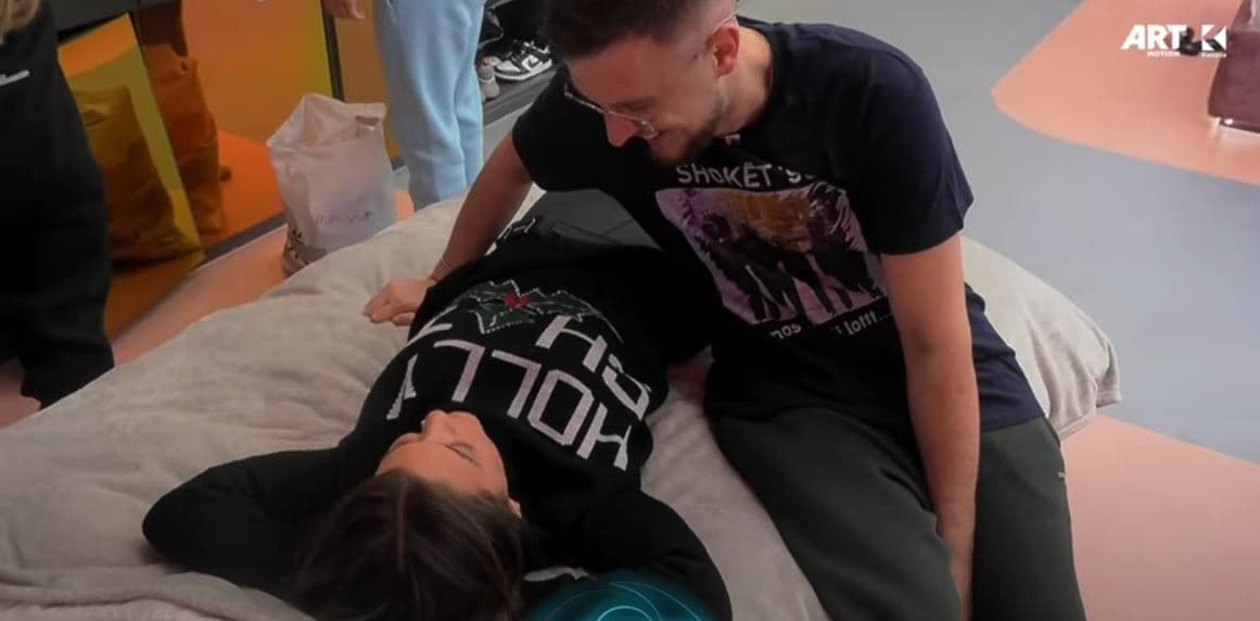 Ardi e prek nën sqetulla Shqipen, kjo e fundit nervozohet - Buci: Ose prek ku duhet ose mos prek (VIDEO)