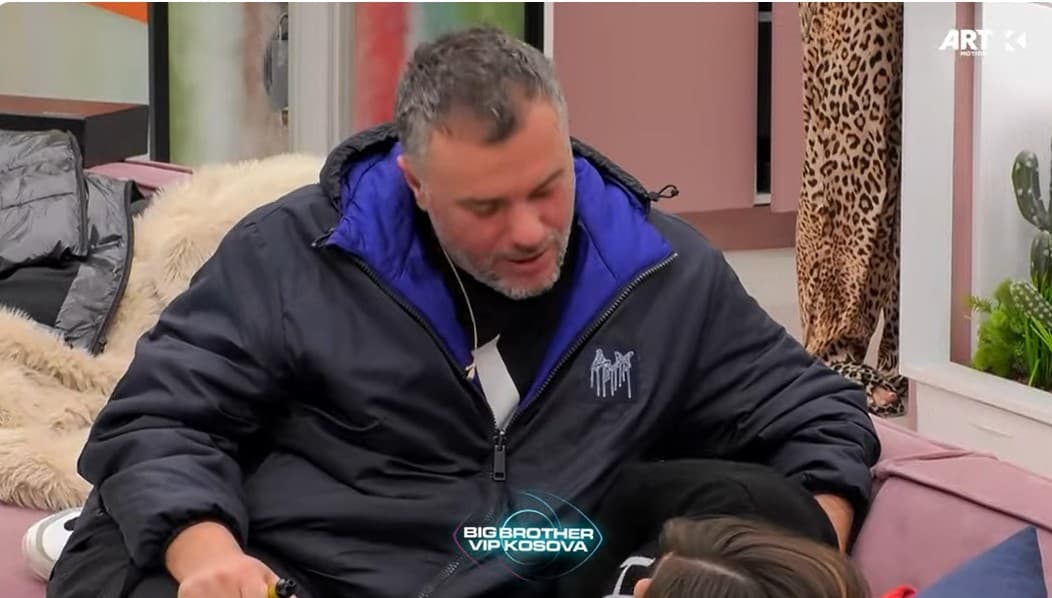 Shqipja shpërthen në lot, Ylli i qëndron afër dhe e ngushëllon (VIDEO)