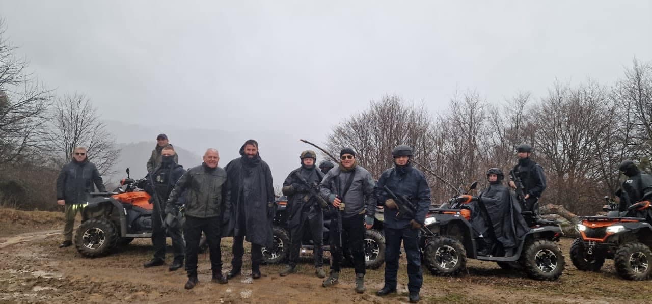 Vizita në Luginë iu anulua, Sveçla sillet me skuterë rreth brezit kufitar verior mbi Bërnjak