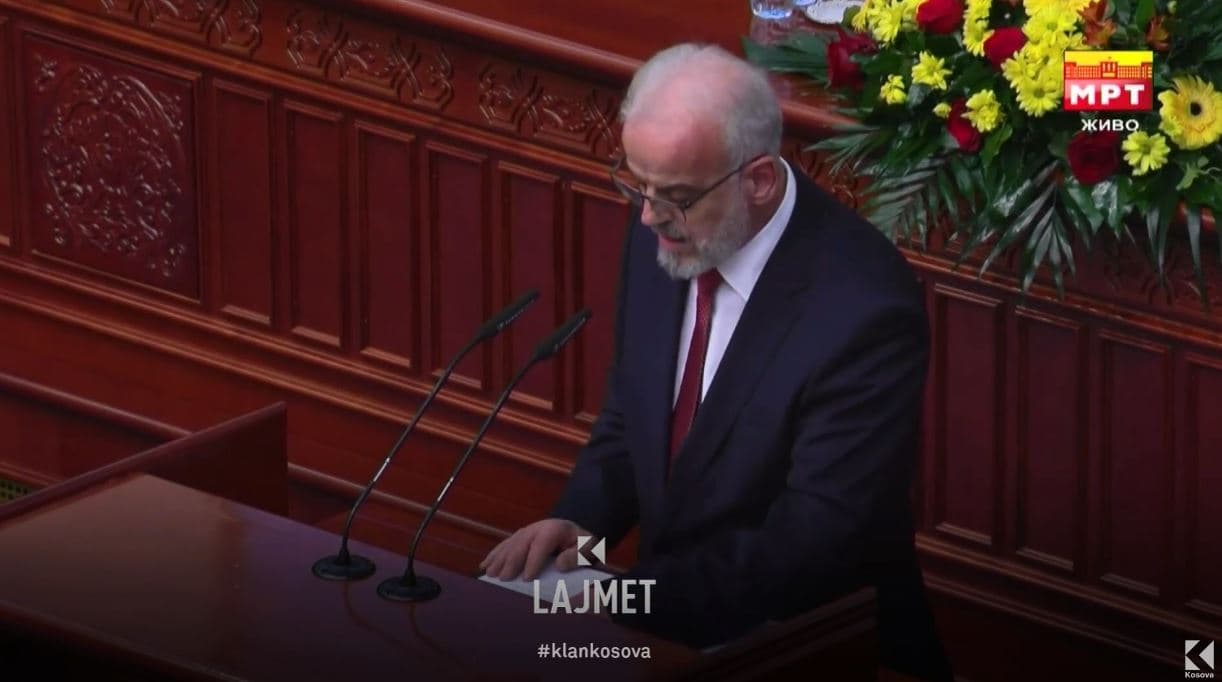 Xhaferi sot e pranon detyrën, më pas del për shëtitje me Kovaçevskin (VIDEO)
