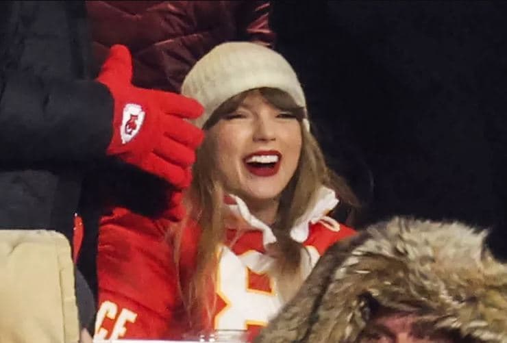 Taylor Swift bashkë me vjehrrën vazhdon ta mbështesë të dashurin e saj derisa luan (VIDEO)