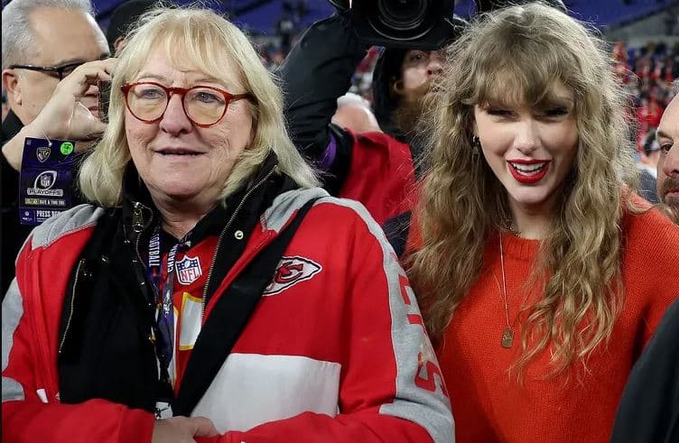 Taylor Swift feston me prindërit e të dashurit, Donna dhe Ed Kelce, për sigurimin e Super Bowl