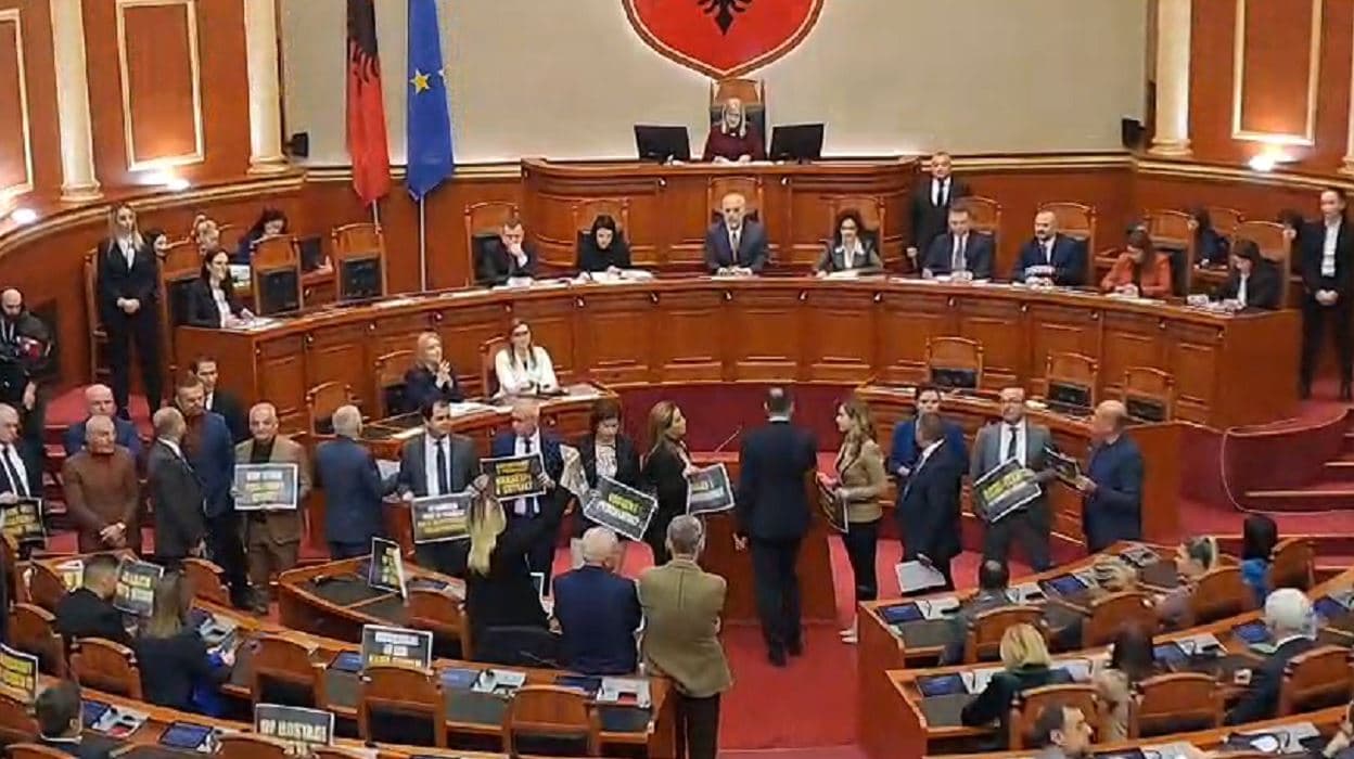Opozita proteston në Kuvendin e Shqipërisë me pankarta dhe zhurmues