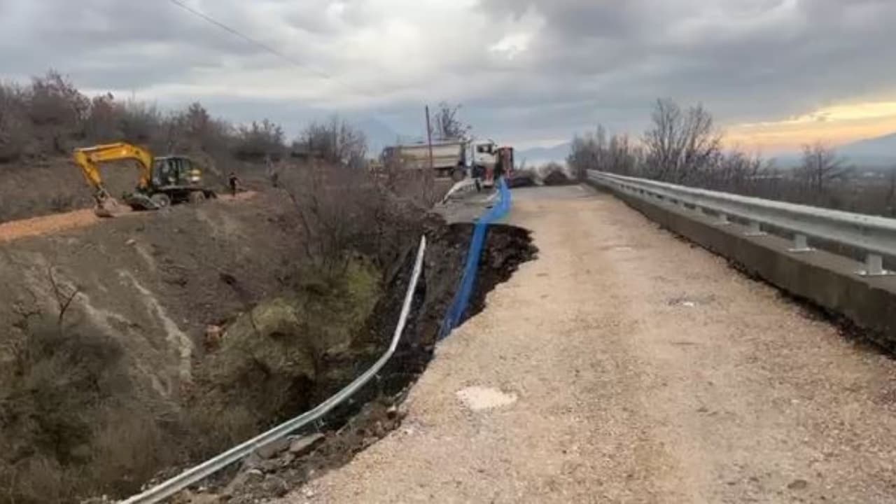 Shembja e urës në Neneshat të Shqipërisë bllokon lëvizjen e automjeteve