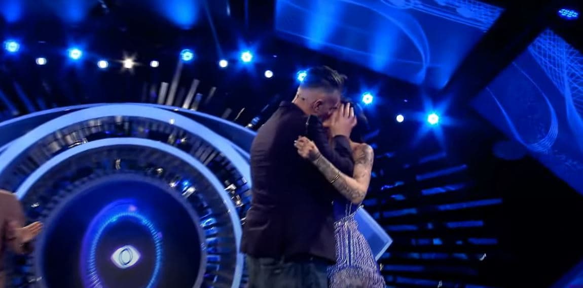 E papritur - Bledi Mane puth në buzë Albyn, porsa vjen në skenë pas eliminimit (VIDEO)