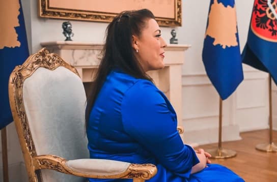 Deputetja Kearns: Serbia po i qesh në fytyrë BE-së – qasja e Perëndimit ndaj Kosovës, e padrejtë
