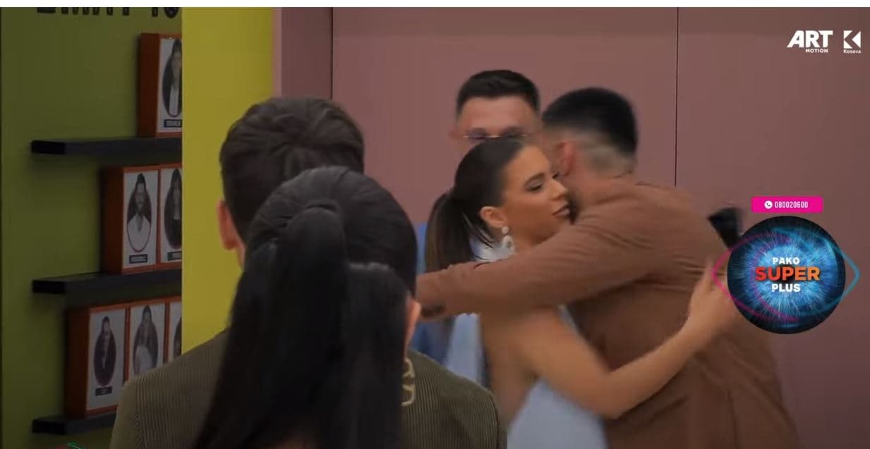 Ardi pritet në përqafim nga të gjithë banorët, pas takimit emocional me nënën e tij (VIDEO)