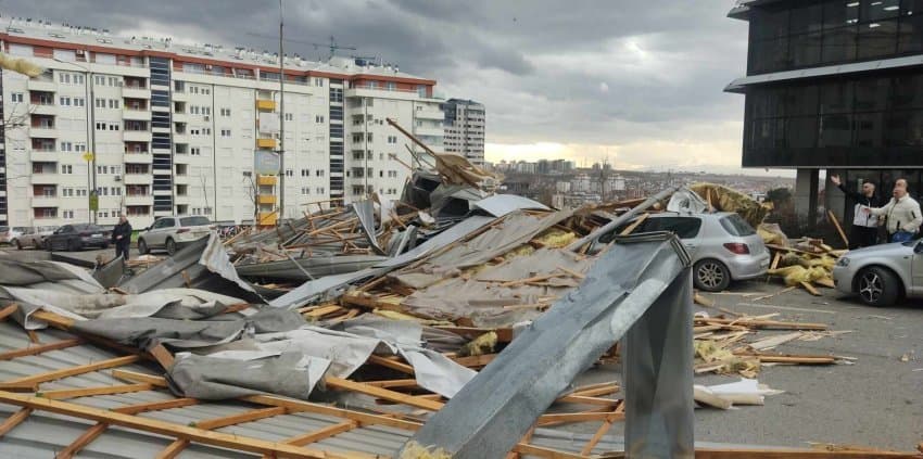 Rënia e kulmit të objektit komunal në Prishtinë: Ende nuk dihet nëse ka kaluar rreziku
