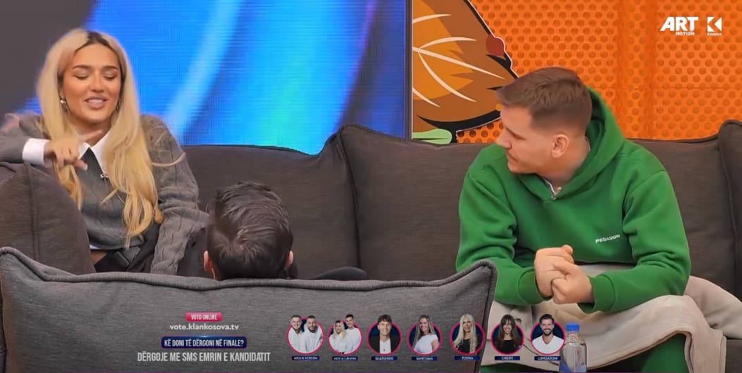 Banorët përshëndetin Albyn dhe Kaderin (VIDEO)