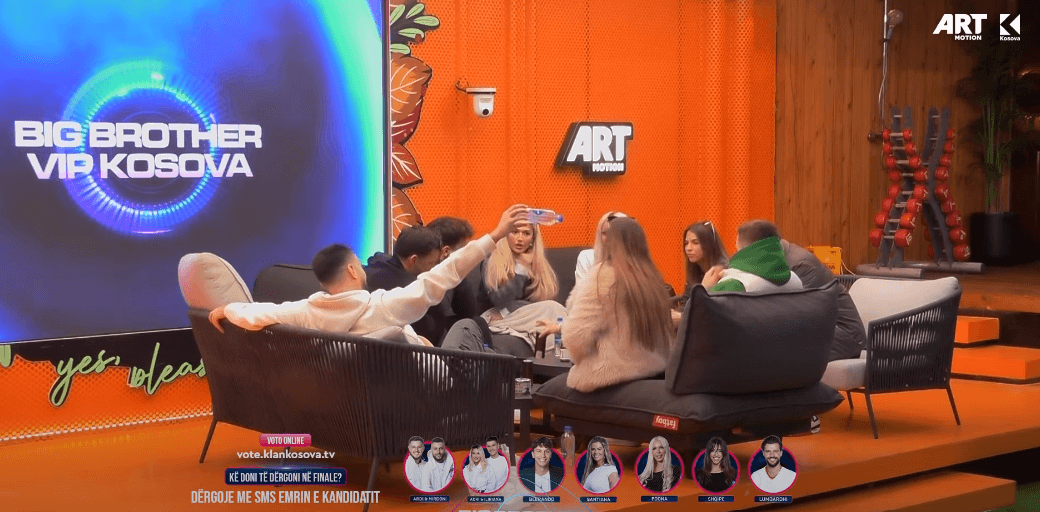 Banorët mblidhen së bashku, diskutojnë për momentin më të mirë brenda në shtëpi (VIDEO)