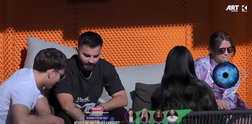 Banorët shijojnë atmosferën e mirë me muzikë e nën rrezet e diellit (VIDEO)