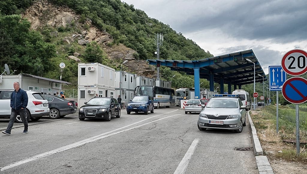 Policia kap taksistin te Dheu i Bardhë, dyshohet për kontrabandim migrantësh