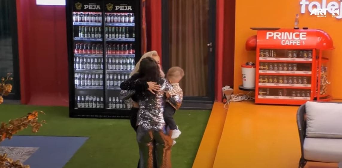 Edona surprizohet në oborr nga kunata e saj, Valmira dhe nipat (VIDEO)
