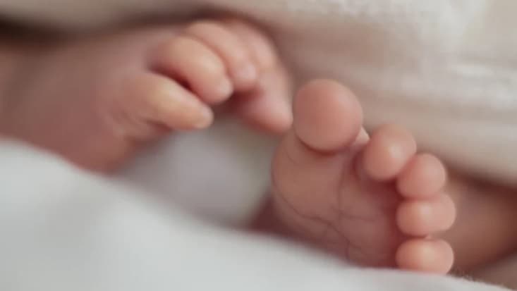 Foshnja e porsalindur e gjetur në çantën e blerjeve 'ishte më pak se një orë e vjetër'