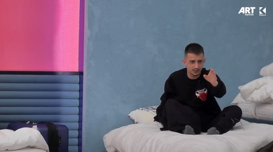 "Spec i mbushur, burrë i ligë" - Ofendime e akuza mes Ganisë dhe Yllit (VIDEO)