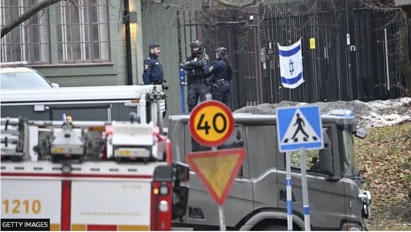 Policia suedeze shkatërroi objektin jashtë ambasadës izraelite në Stokholm