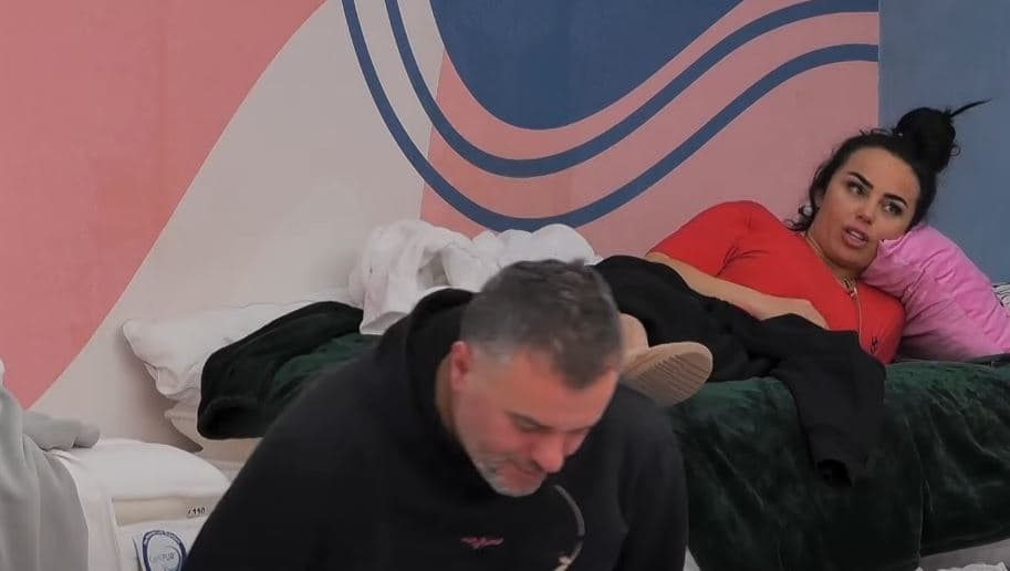 Vazhdojnë akuzat e ofendimet e rënda mes Ganisë dhe Lindës (VIDEO)