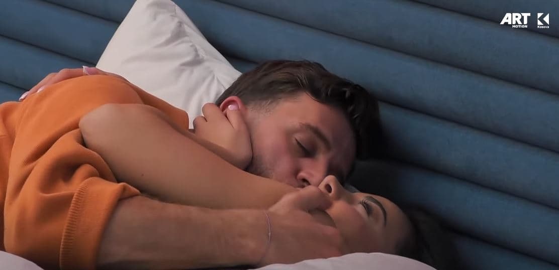 Puthje e përqafime të shumta në shtrat mes Lumbardhit dhe Kaderit (VIDEO)