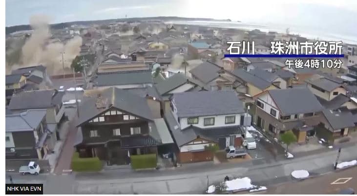 Momenti kur tërmeti tronditi qytetin bregdetar të Japonisë (VIDEO)