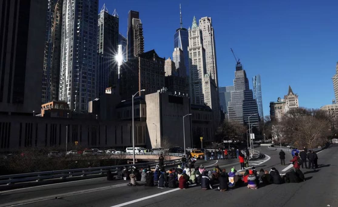 Qindra protestues pro-palestinezë u arrestuan pasi bllokuan urat dhe tunelin e New York-ut