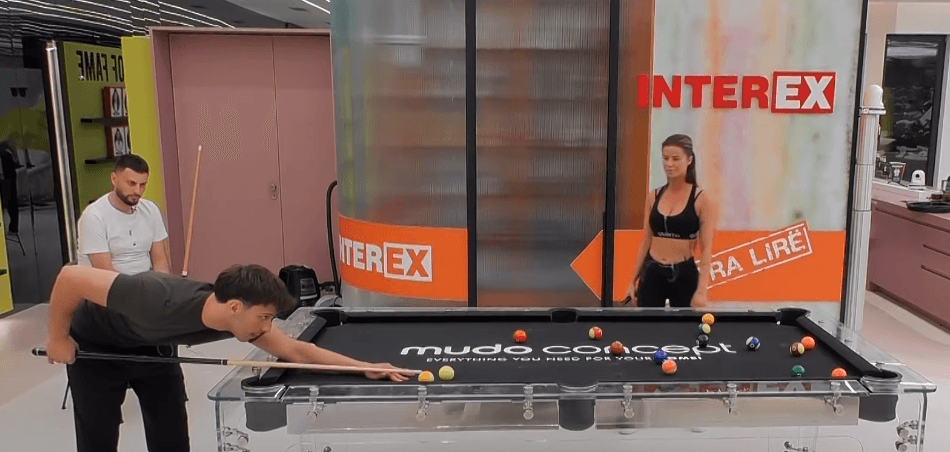 Blerando, Santiana dhe Mirdoni luajnë bilardo nën tingujt e muzikës (VIDEO)
