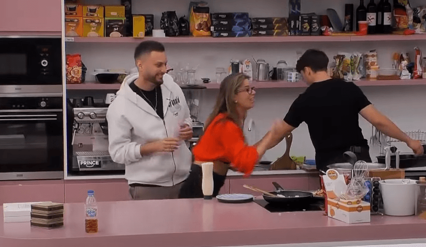 Mirdoni mundohet ta frikësojë Santianën, por ja çka ndodhi (VIDEO)