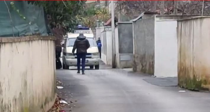 Dy të vrarë me armë në Tiranë - vëllai vret vëllanë, më pas vetëvritet