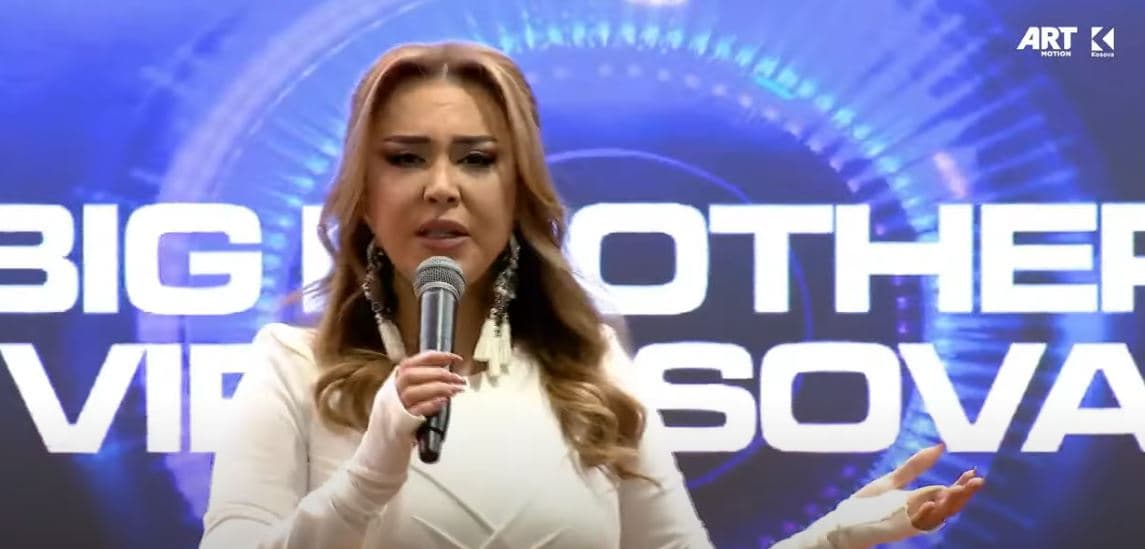 Teuta Selimi këndon këngët "Ja fala" dhe “Shoqni”, të gjithë banorët çohen në këmbë (VIDEO)