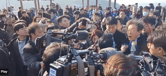 Ky është momenti kur lideri opozitar korean sulmohet me thikë në qafë (VIDEO)