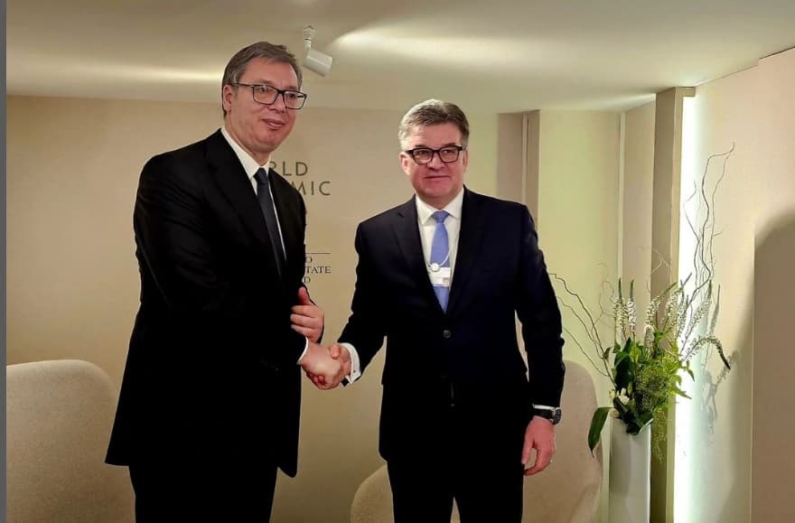 Vuçiqi takon Lajçakun në Davos, e njofton për “kërcënimet ndaj popullatës serbe” në Kosovë
