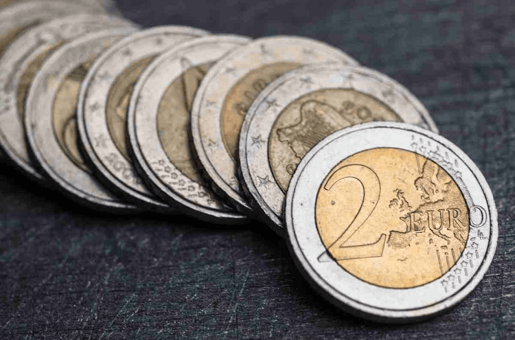 Bankierja dërgon në polici mbi 7 mijë monedha 2 euroshe të falsifikuara