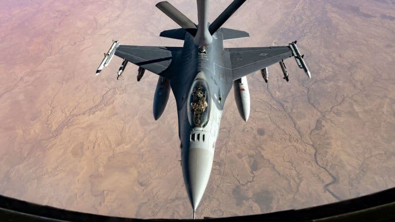 Grupi i parë i pilotëve ukrainas do t’i kryejnë trajnimet me F-16 deri në verë
