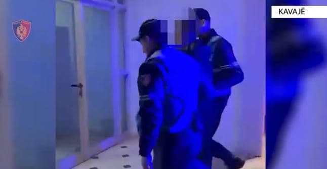 Kavajë: Dyshohen se e rrahën dhe e goditën me veturë që ta vrisnin, njëri nga vëllezërit arrestohet, tjetri arratiset