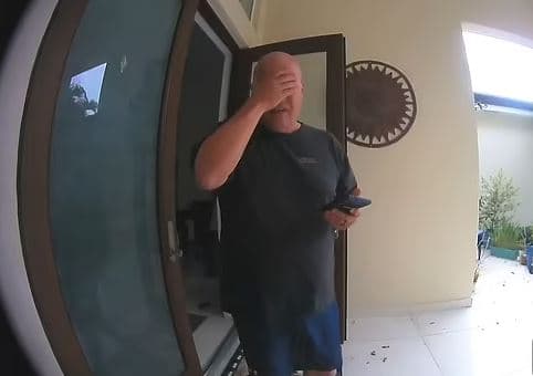 ShBA: Babai filmohet nga kamera e sigurisë duke pranuar se vrau djalin (VIDEO)