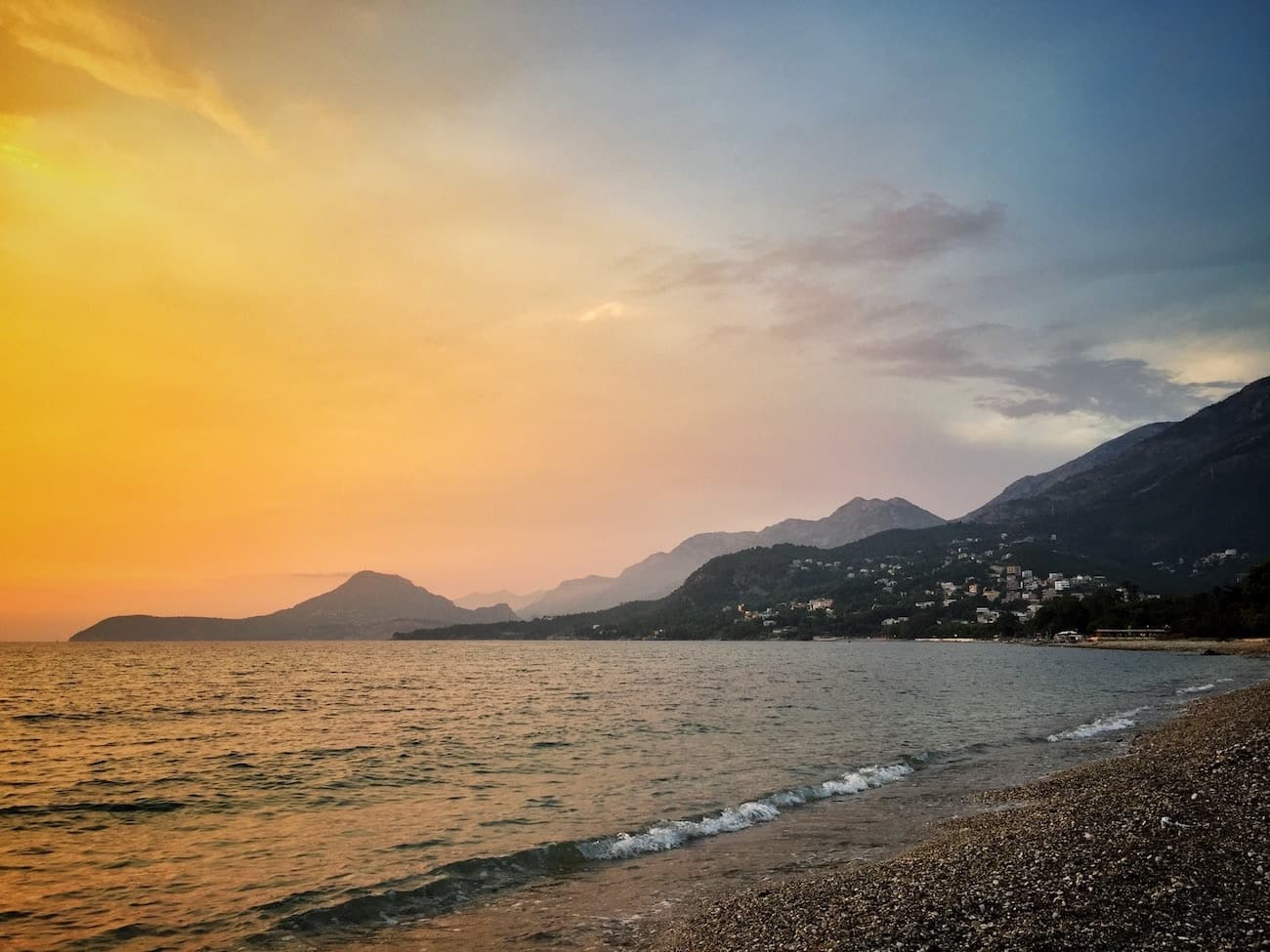 Zjarri në një qytet barakë në Mal të Zi vret dy gra dhe dy fëmijë