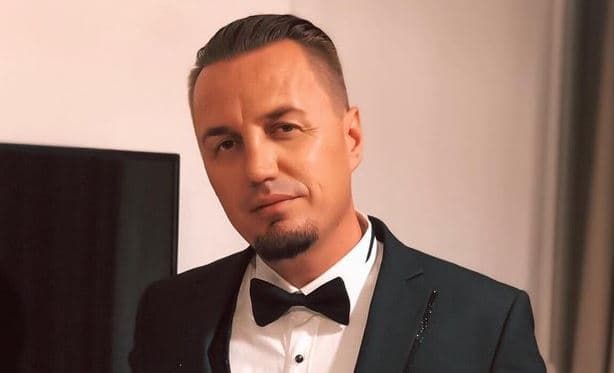 Blero publikon fotografi me të dashurën