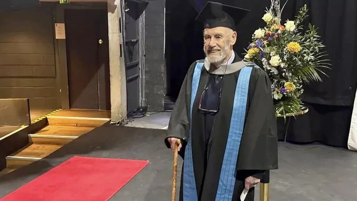 Burri merr diplomën në moshën 95-vjeçare, shkak u bë gruaja e tij e ndjerë