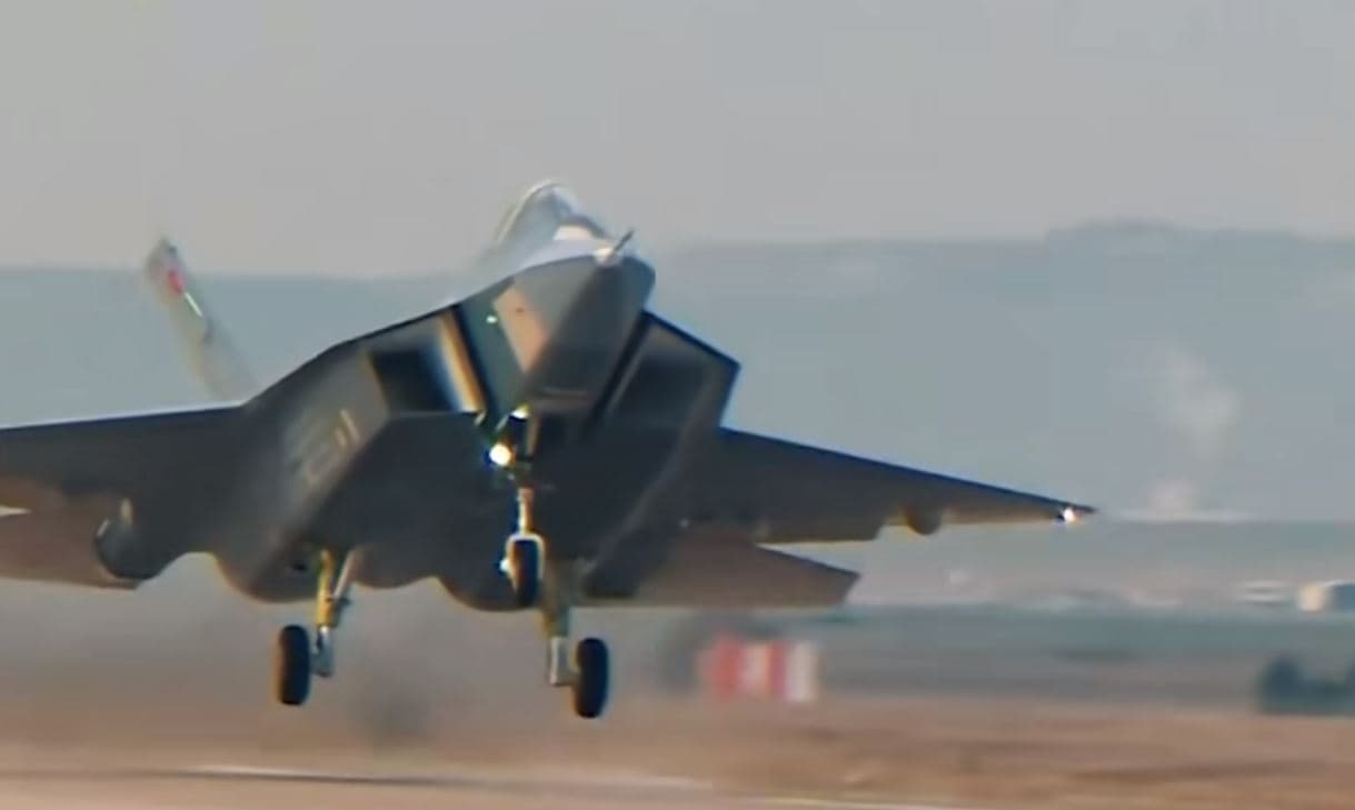 Rama publikon pamje nga baza e NATO-s në Kuçovë (VIDEO)
